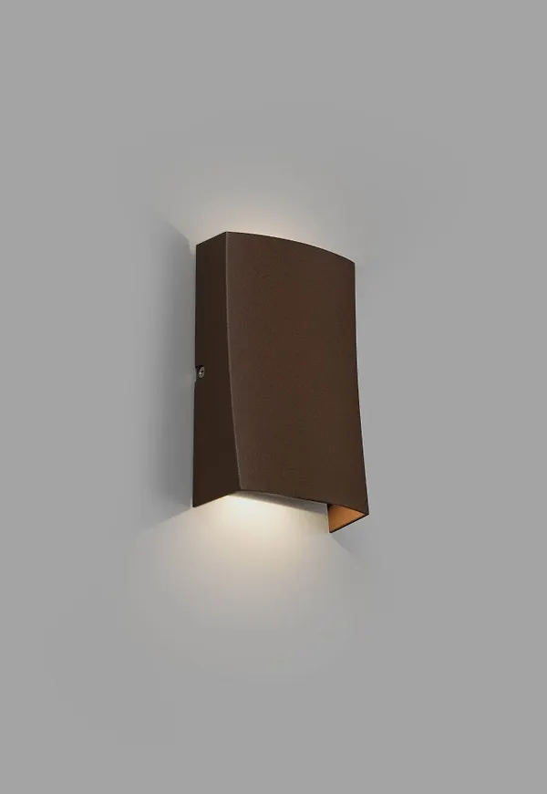 Moderiktig aluminiumlampa 2025 från Faro Barcelona.