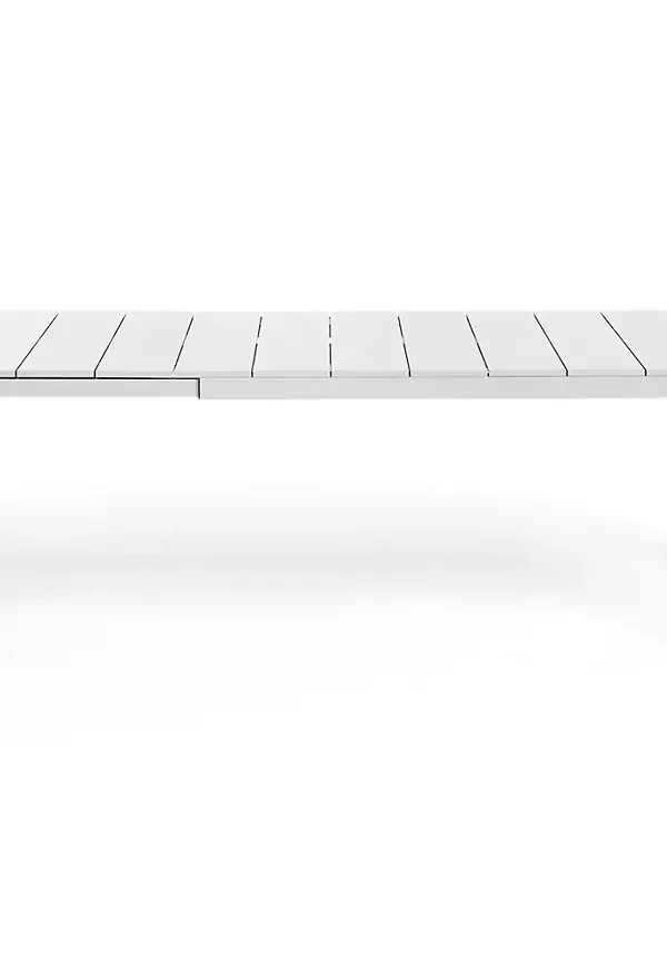 Snygg bord som passar bra vid många olika tillfällen.