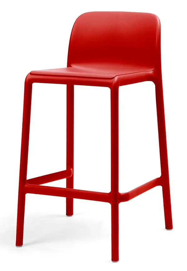 Röd Nardi-barstol i mysig modell.