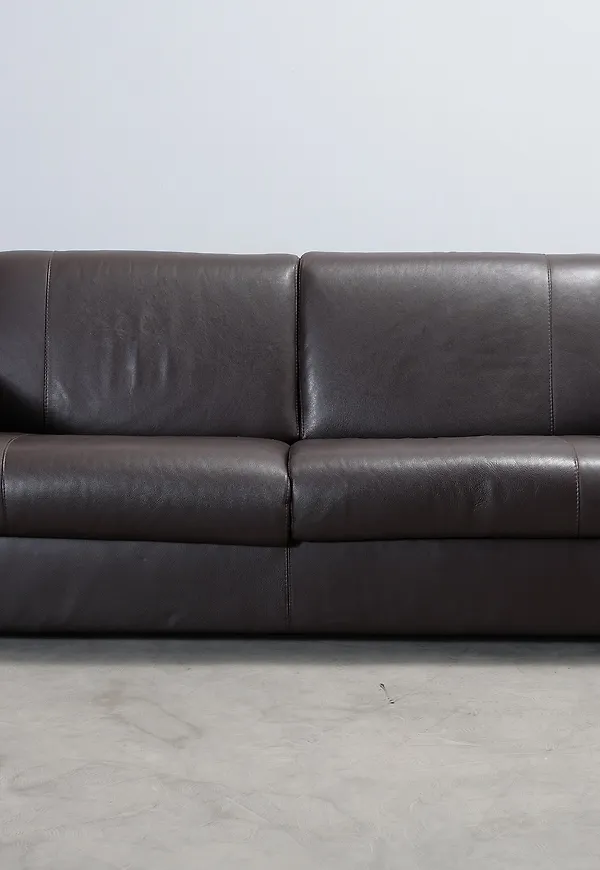 Superfin skinnsoffa i mörkbrunt från Natuzzi.