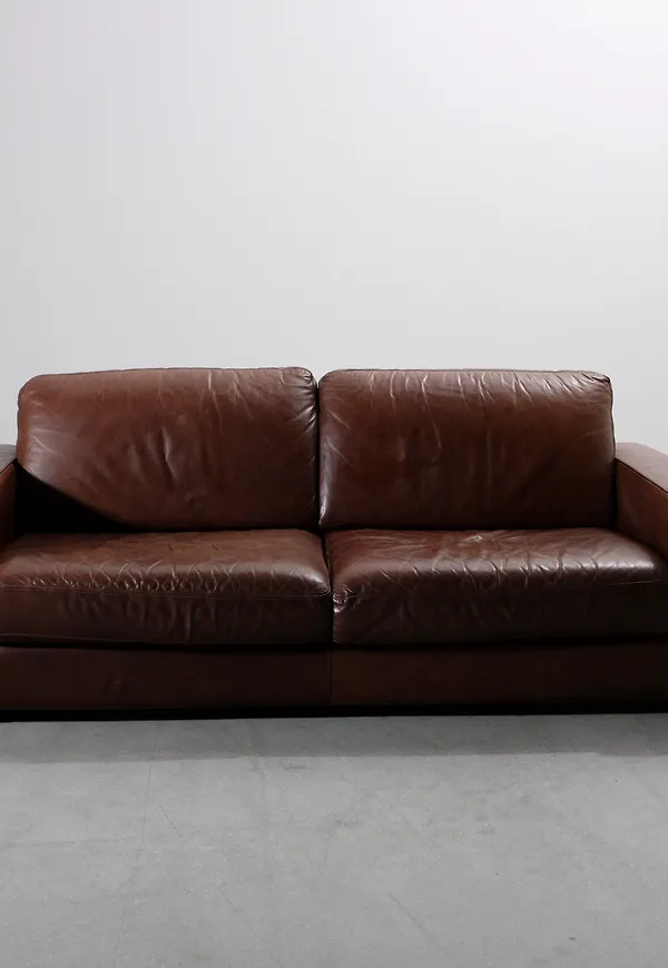 Klassisk lädersoffa i brunt från Natuzzi.