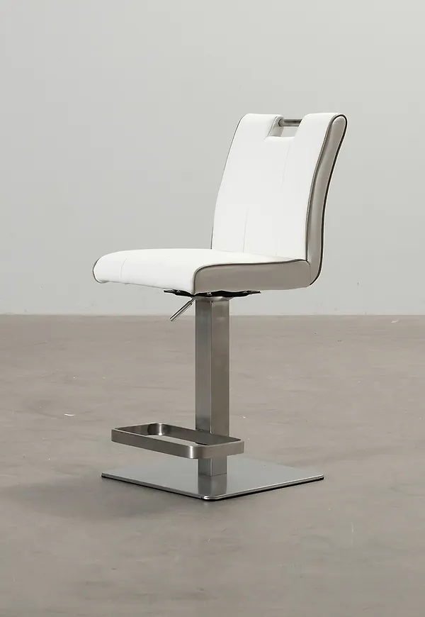 Vit Scandinavian Choice-barstol i fantastiskt fin modell.