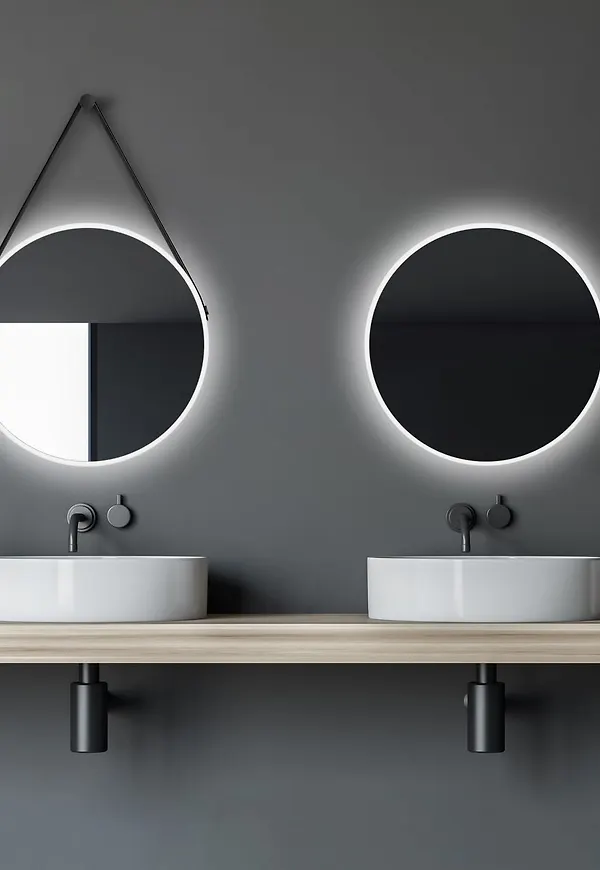 Moderiktig badrumsspegel i vit färg gjord i aluminium.