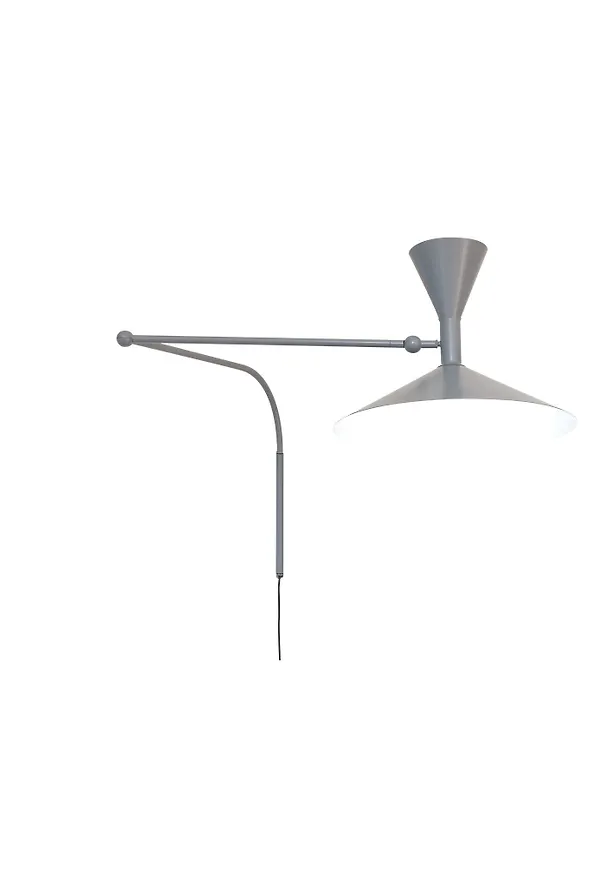 Smickrande vägglampa i grått från Nemo Lighting.