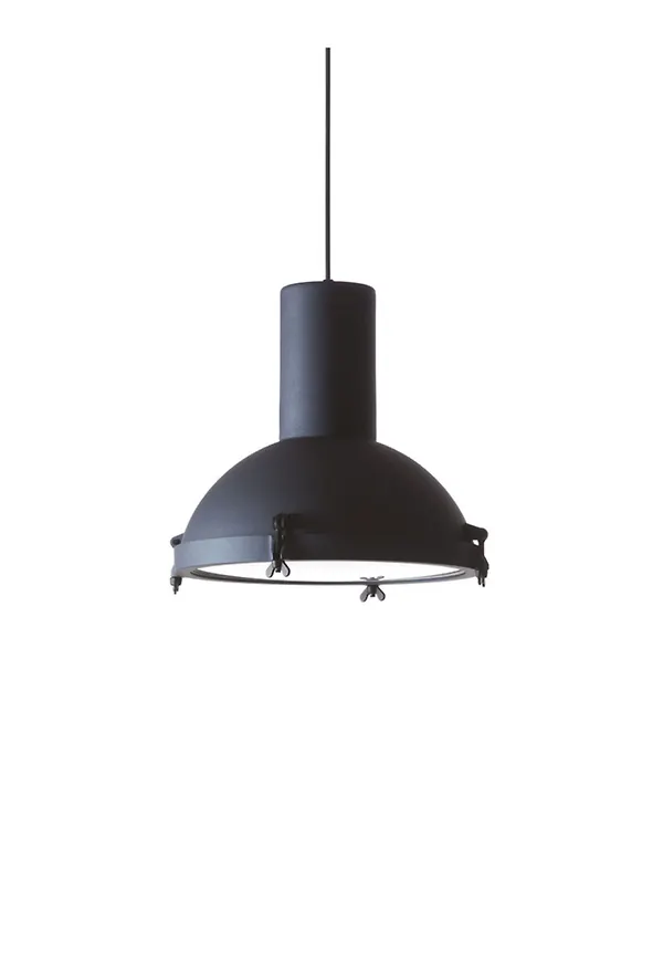 Svart Nemo Lighting-pendellampa i riktigt trendig modell.
