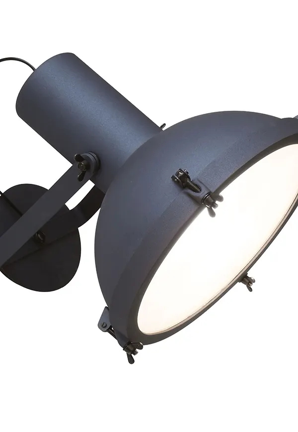 Jättesnygg vägglampa i svart färg gjord i aluminium.