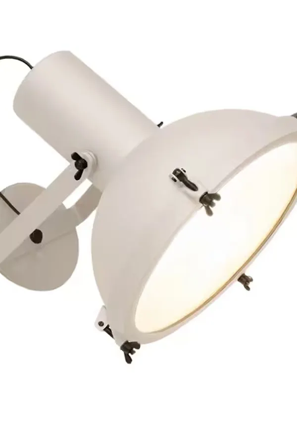 Klassisk pendellampa i vit färg gjord i aluminium.