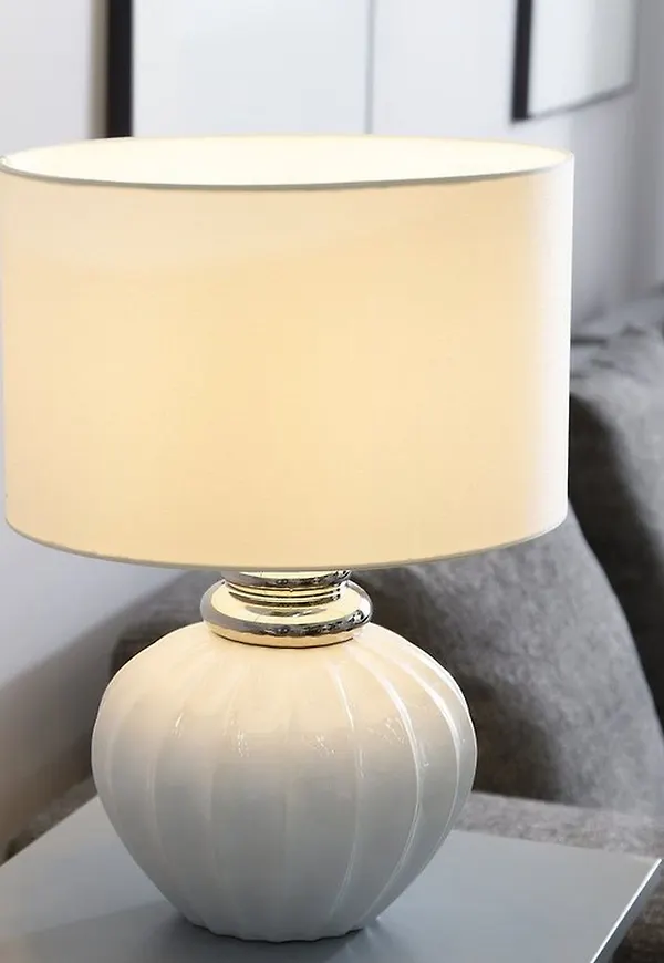 Ikonisk lampa i silver färg gjord i linne.