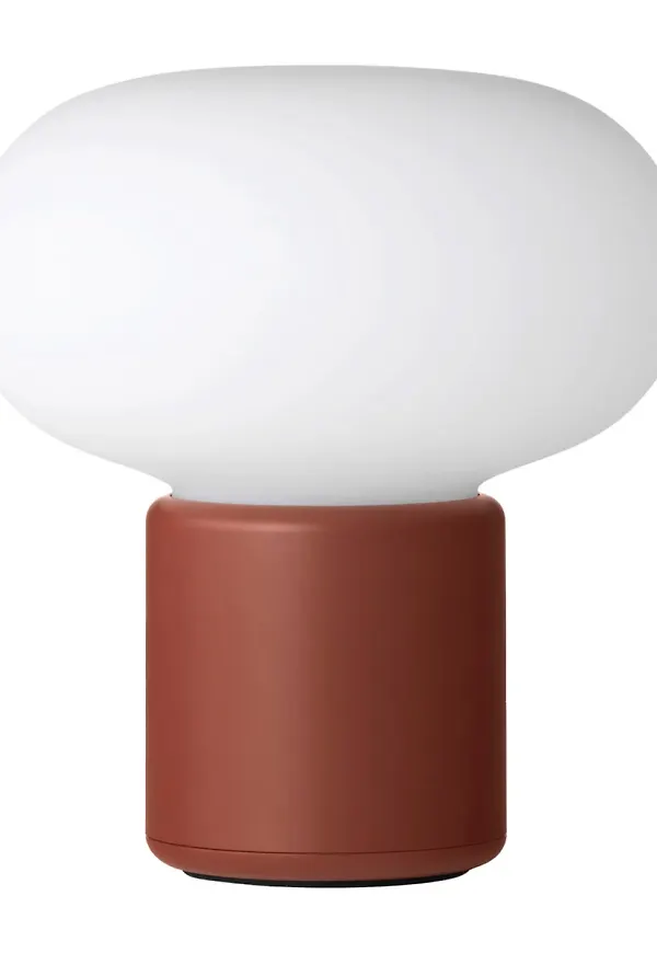 Röd New Works-lampa i exklusiv modell.