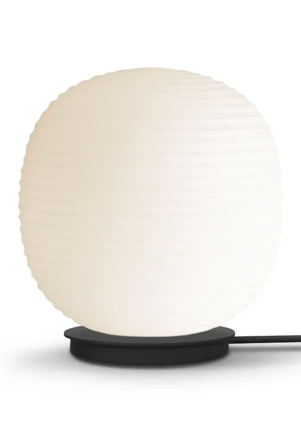 Vit New Works-bordslampa i söt modell.