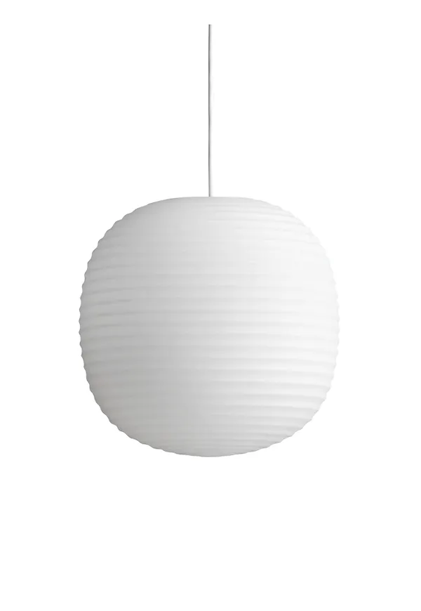 Jättesnygg vit lampa 2026 från New Works.