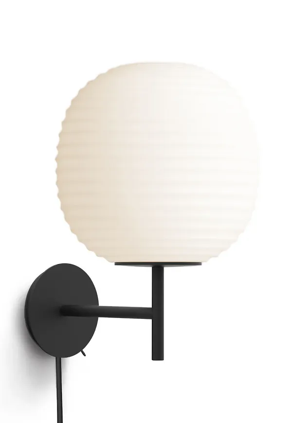 Smickrande lampa i vitt från New Works.