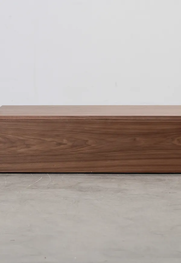 Härlig valnötsbord 2026 från New Works.