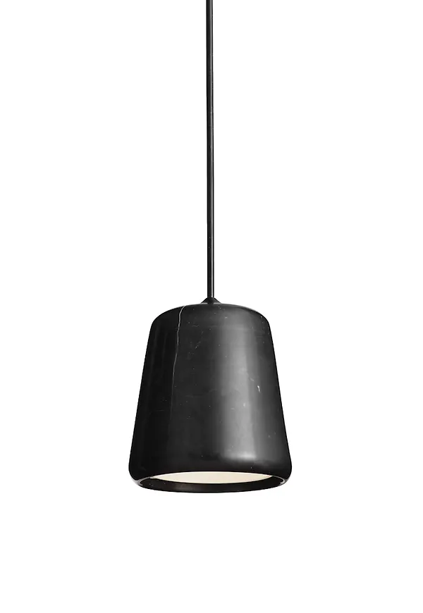 Cool svart lampa 2026 från New Works.