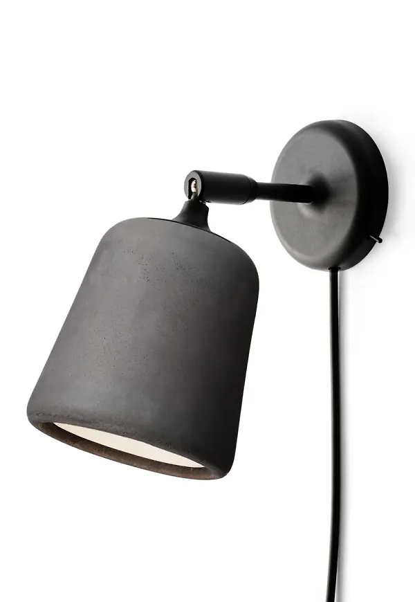 Grå New Works-lampa i smickrande modell.
