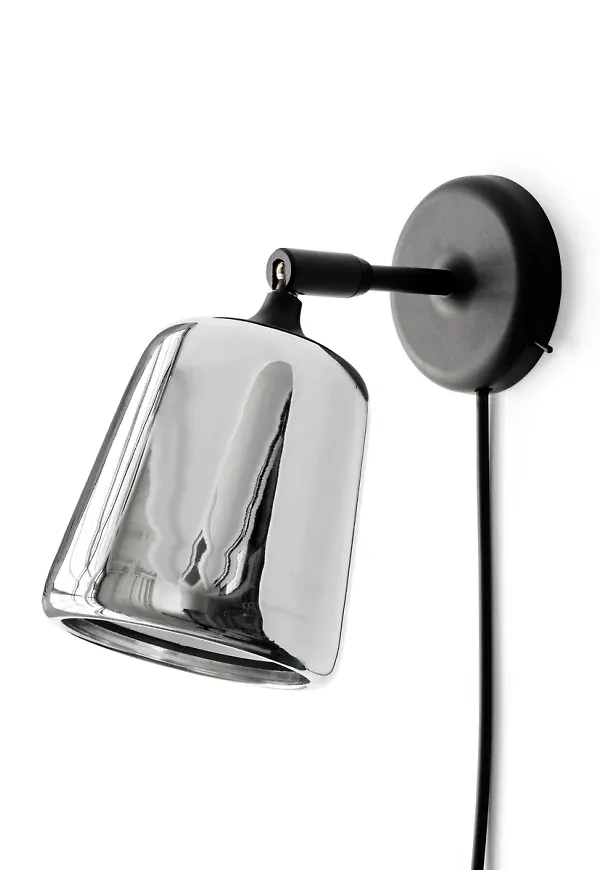 Silverfärgad New Works-vägglampa i cool modell.