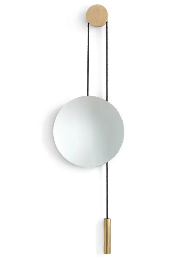 Beige New Works-väggspegel i moderiktig modell.