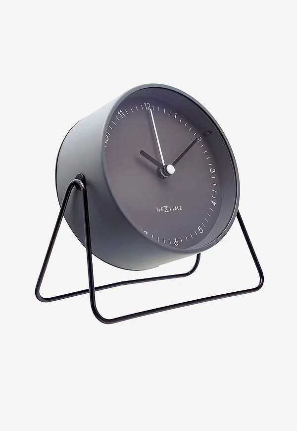 Trendig väggklocka i grått från NeXtime.