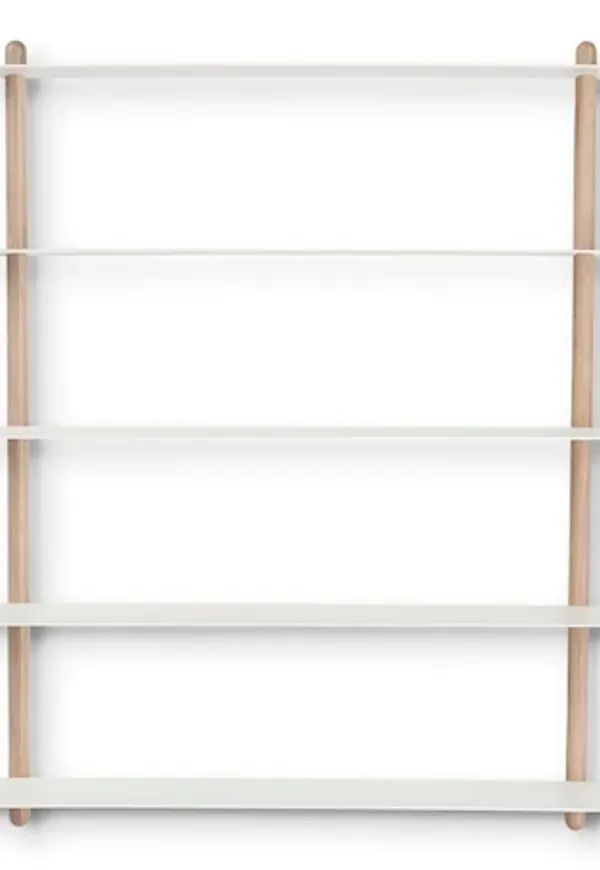 Fantastiskt snygg vägghylla i vit färg gjord i ek.