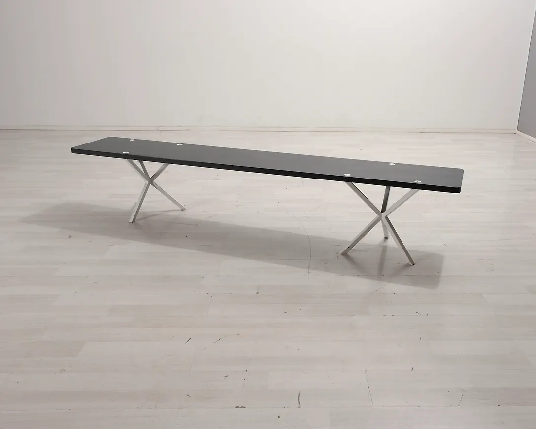 Otroligt fin svart bänk 2025 från No brand.