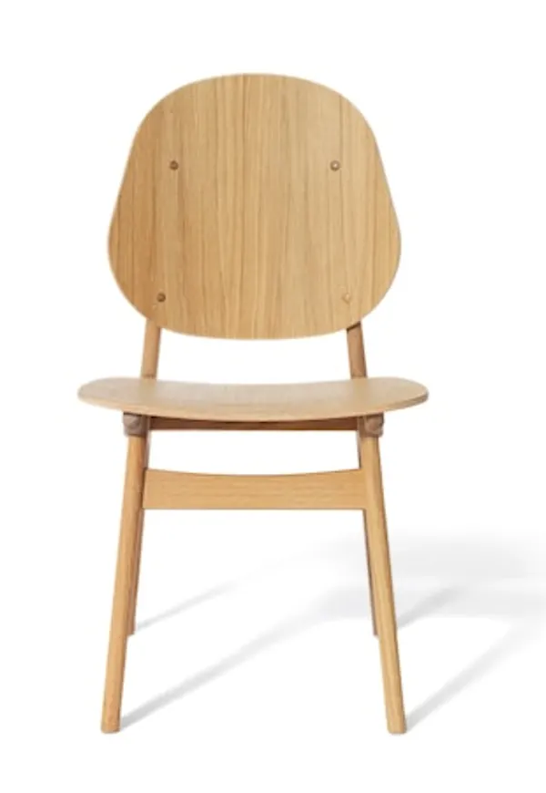 Riktigt snygg stol i beige färg gjord i ek.