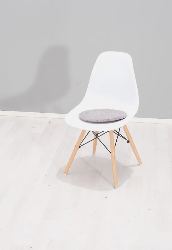 Vit matstol som passar perfekt till hösten 2025!