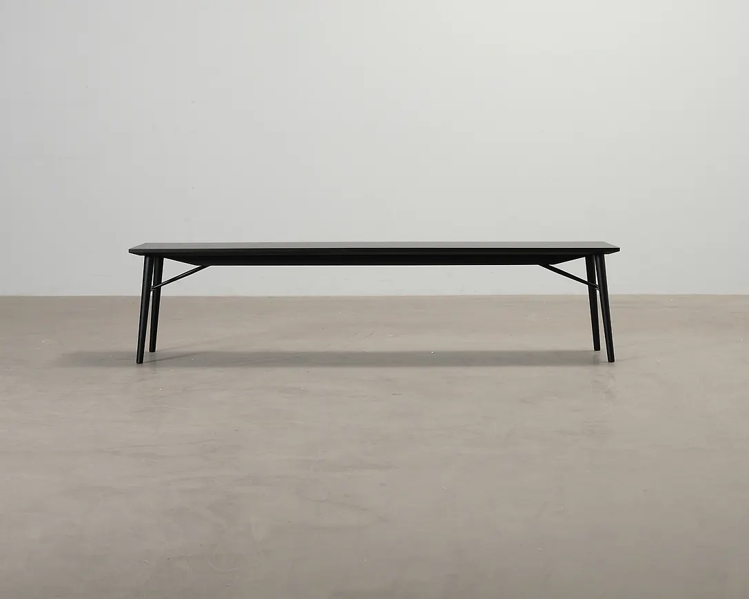 Smickrande bänk i svart färg gjord i ek.