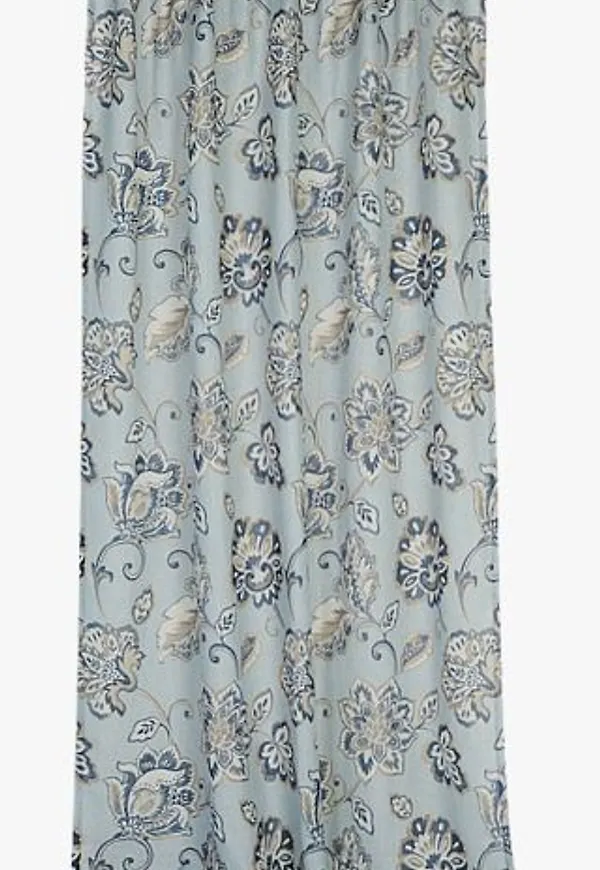 Vacker hemtex gardin i ljusblå färg gjord i linne.