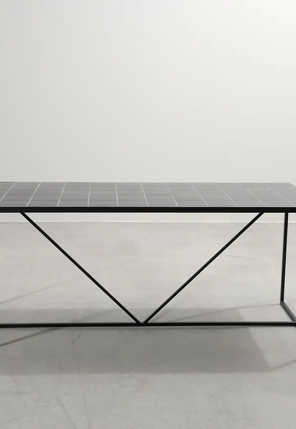 Härlig matbord i svart färg gjord i järn.