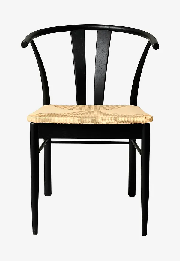 Klassisk stol i ek från Nordic Furniture Group.