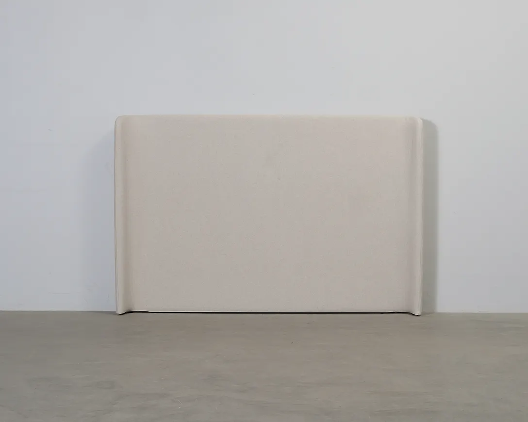 Härlig Säng som passar bra vid många olika tillfällen.