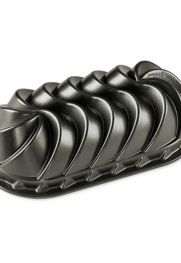 Superfin bakform i svart från Nordic Ware.