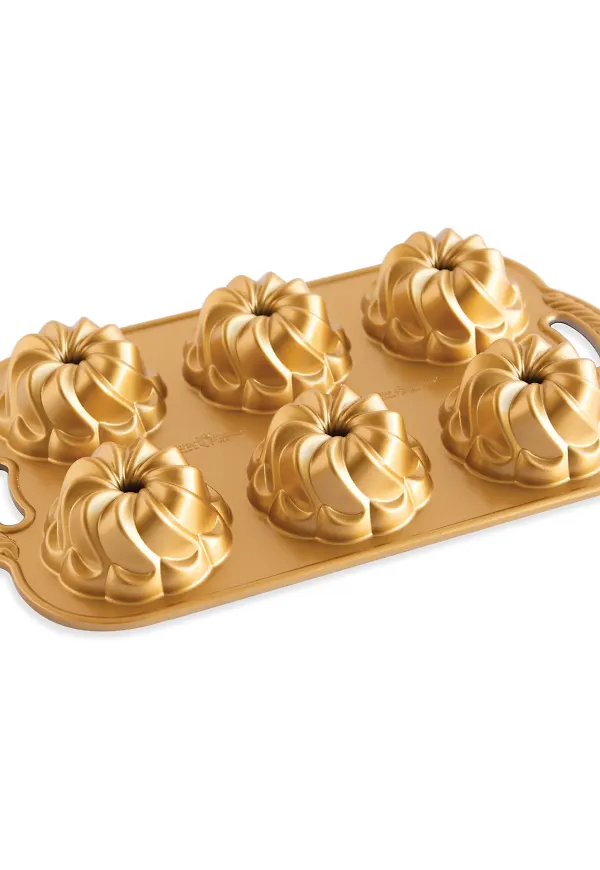 Ikonisk bakform i guldfärgat från Nordic Ware.