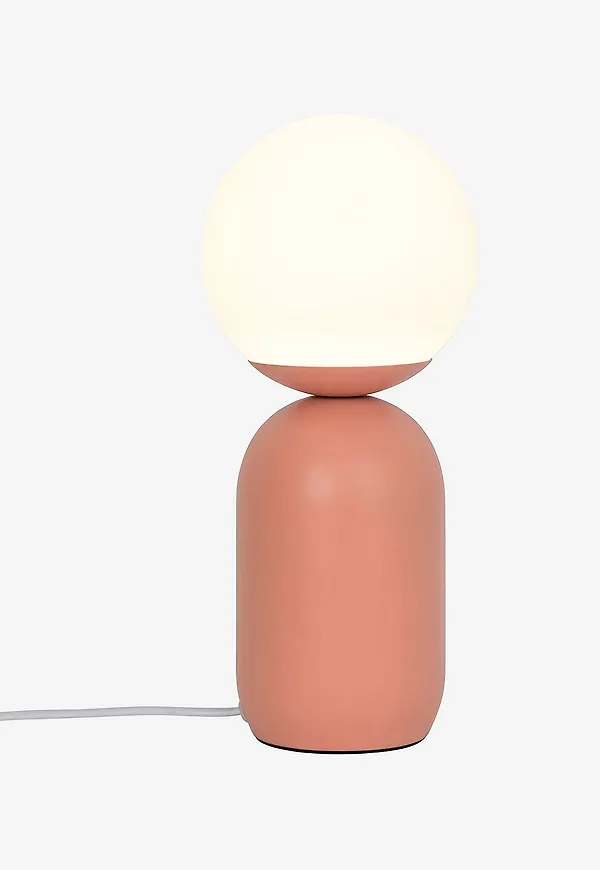 Jättesnygg röd lampa 2026 från Nordlux.