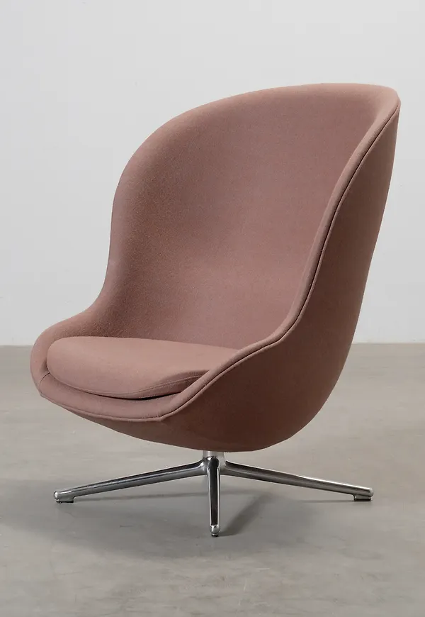 Trendig Stol som passar bra vid många olika tillfällen.