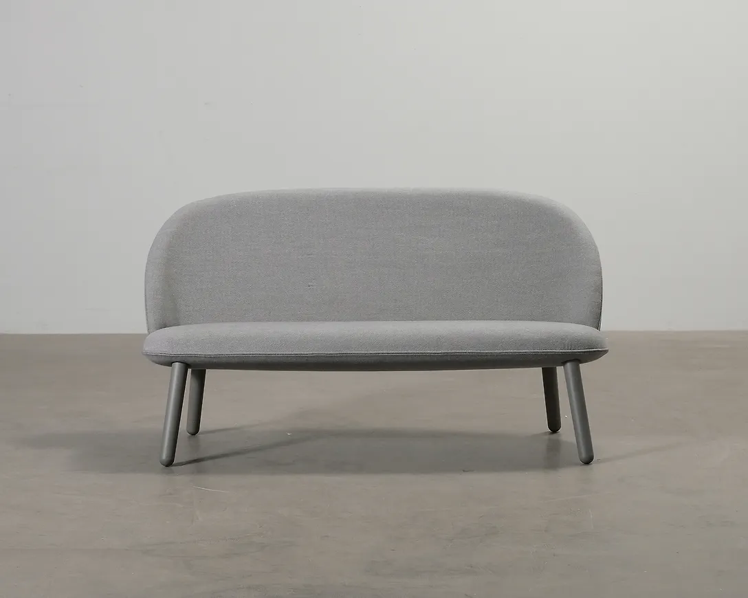 Moderiktig grå fåtölj 2026 från Normann Copenhagen.