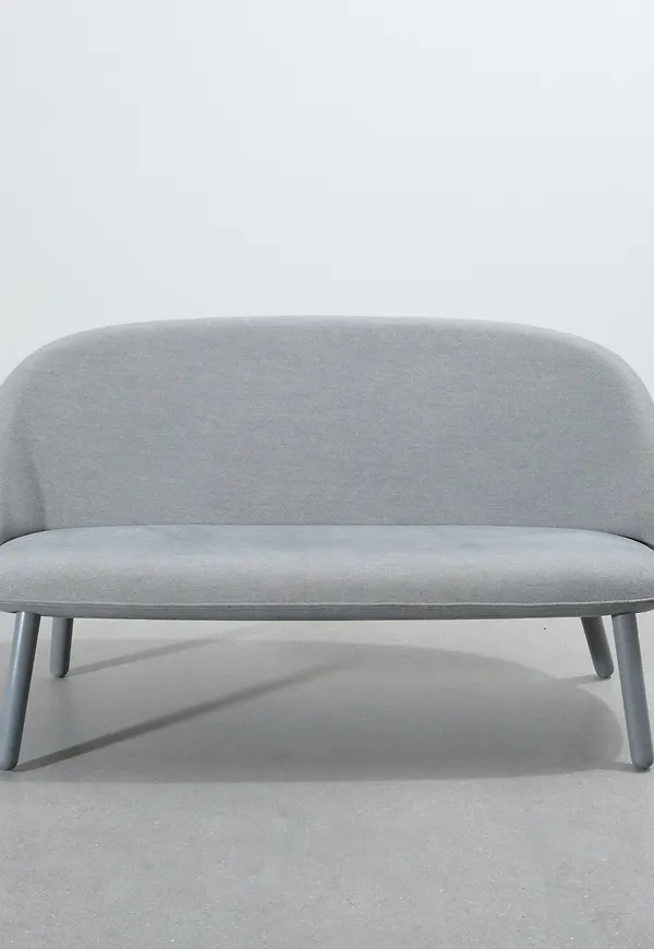 Cool grå fåtölj 2025 från Normann Copenhagen.