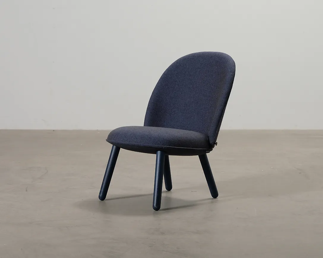 Stilriktig blå fåtölj 2025 från Normann Copenhagen.