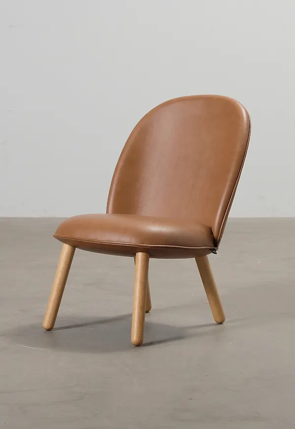 Otroligt fin fåtölj i ek 2025 från Normann Copenhagen.