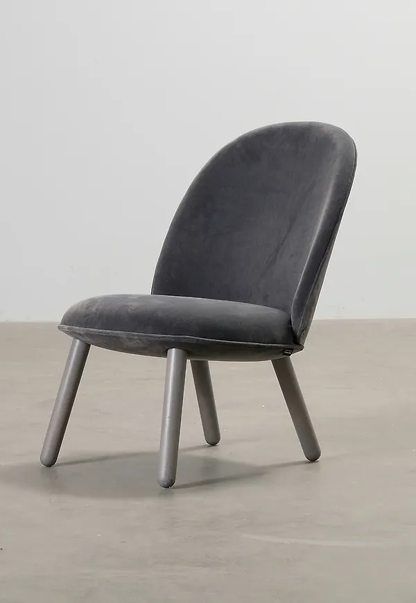 Stilriktig grå fåtölj 2025 från Normann Copenhagen.