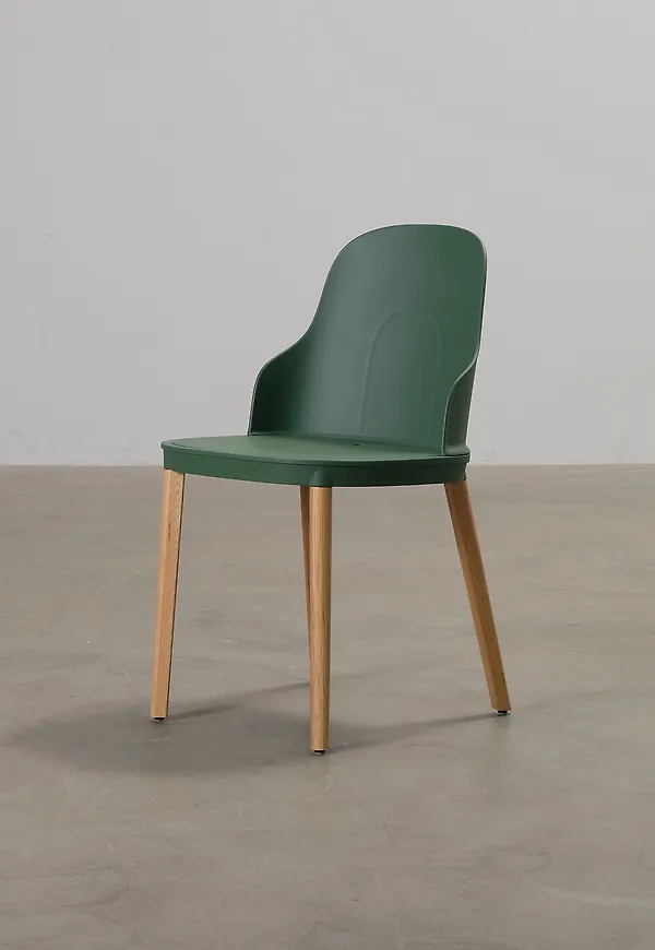 Snygg stol i ek från Normann Copenhagen.