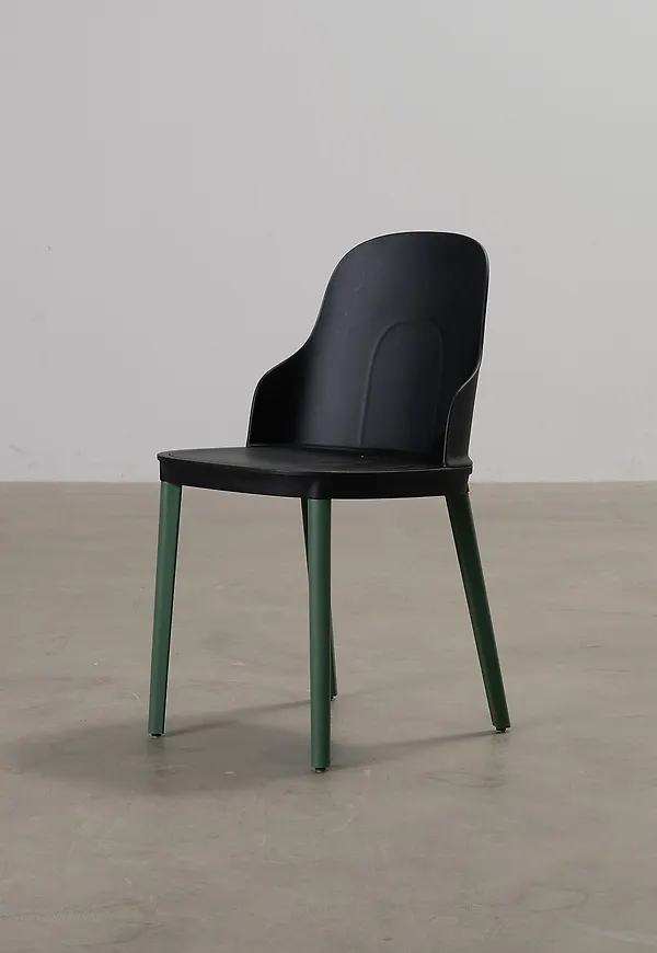 Jättefin Stol som passar bra vid många olika tillfällen.