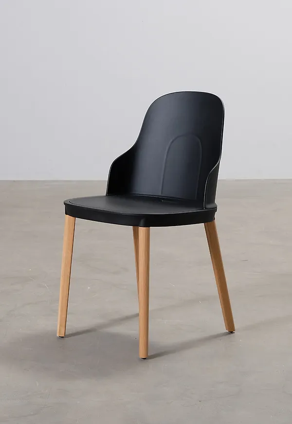 Fantastiskt snygg stol 2025 från Normann Copenhagen.