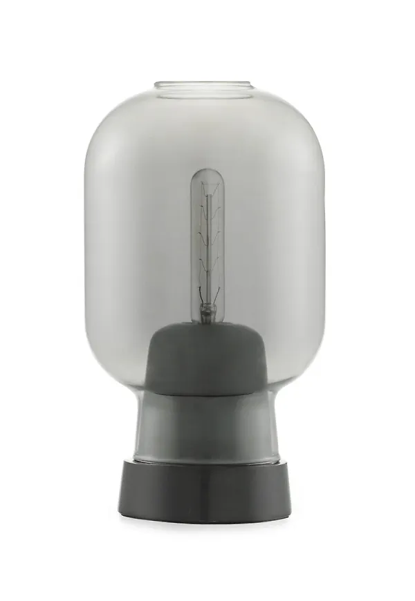 Smickrande grå bordslampa 2025 från Normann Copenhagen.