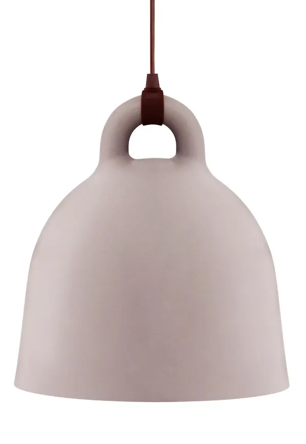 Beige Normann Copenhagen-lampa i jättefin modell.