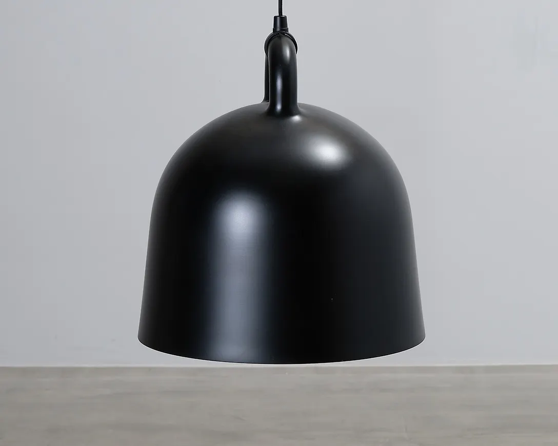Riktigt trendig svart lampa 2025 från Normann Copenhagen.