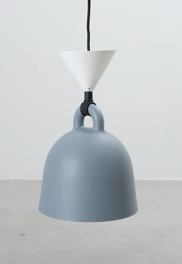 Grå Normann Copenhagen-taklampa i fantastiskt snygg modell.