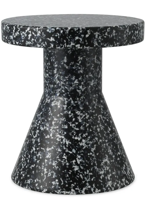 Stilren pall i svart från Normann Copenhagen.