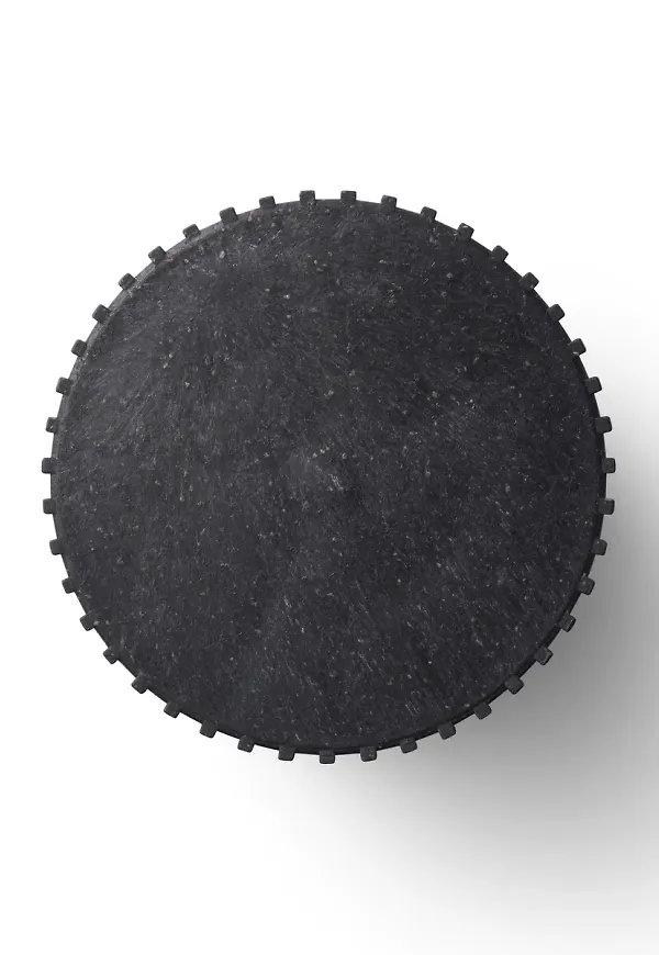 Stilriktig svart hängare 2025 från Normann Copenhagen.