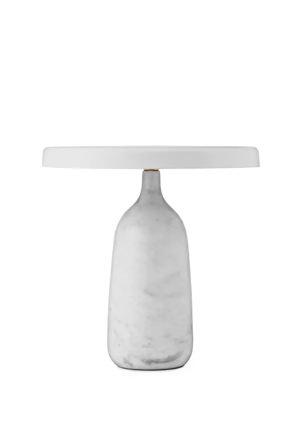 Vit Normann Copenhagen-skrivbordslampa i komfortabel modell.